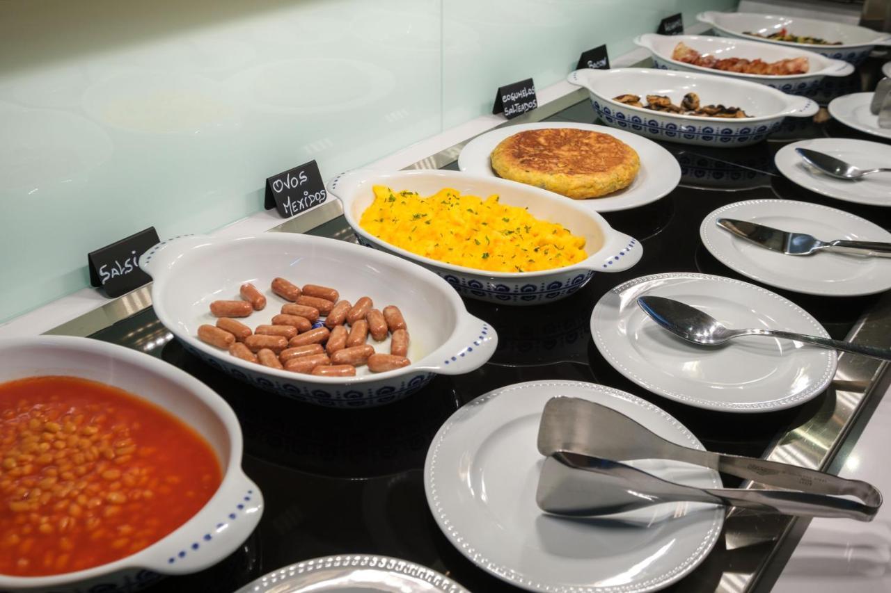 มาลิบู ฟอซ โฮเต็ล แอนด์ เรสเทอรองต์ Hotel ฟิเกราดาฟอซ ภายนอก รูปภาพ A buffet of breakfast items