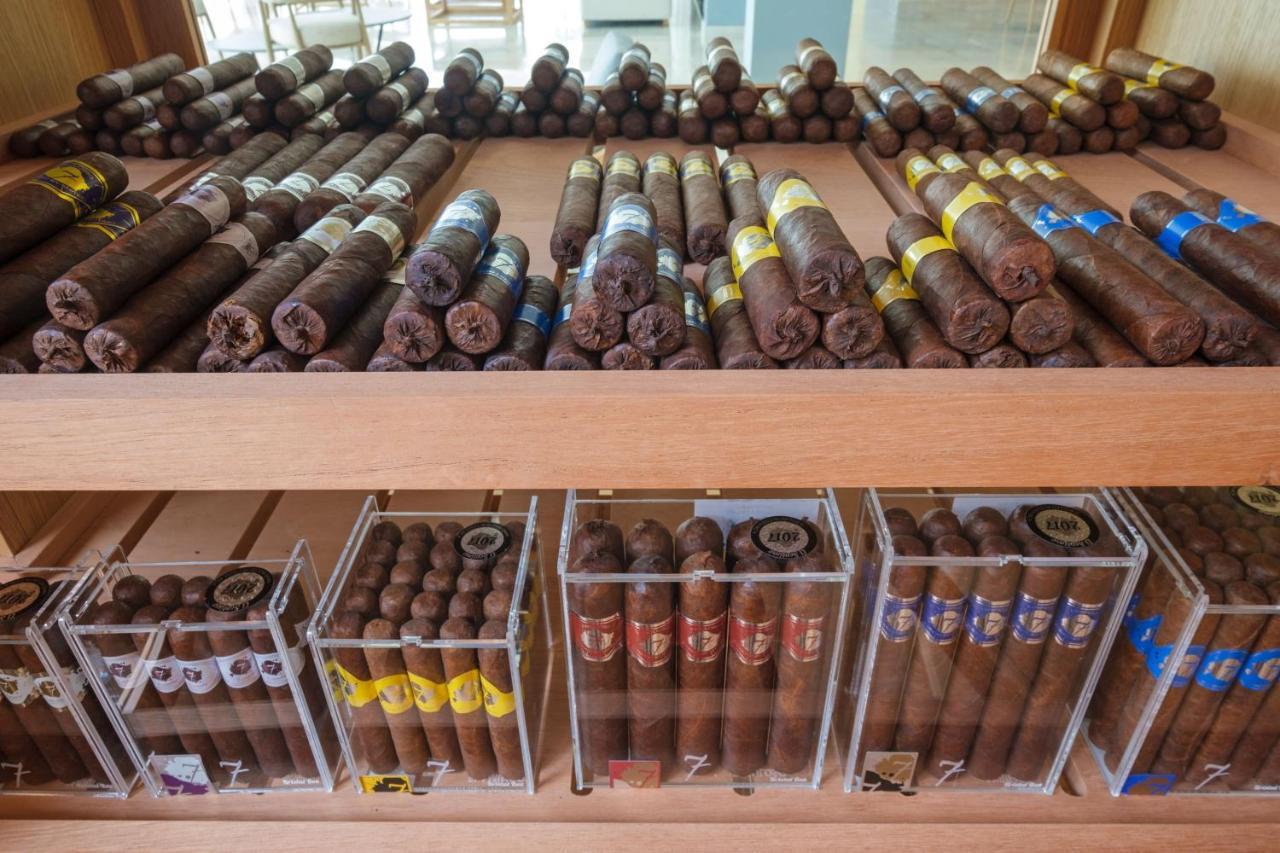 มาลิบู ฟอซ โฮเต็ล แอนด์ เรสเทอรองต์ Hotel ฟิเกราดาฟอซ ภายนอก รูปภาพ Cigars in a shop